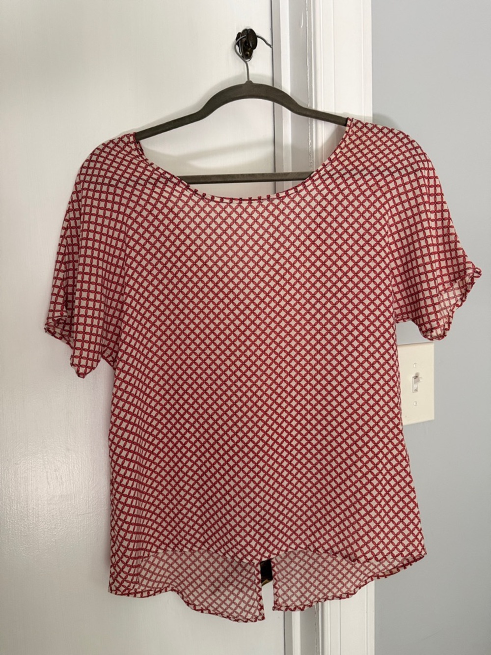 Rust-Colored Patterned Women's Short Sleeve Blouse. Buttons down the Back!!